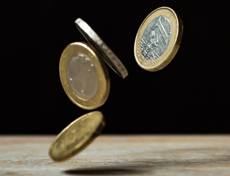 Monety opadające na stół, dofinansowanie UE